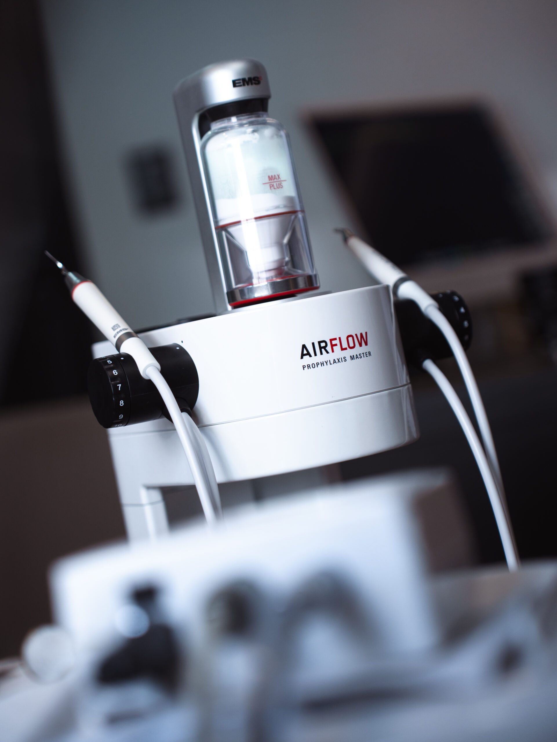 Aparelho de limpeza com Airflow (EMS Airflow Prophylaxis Master) na Clínica OdontoQueiroz, Icaraí